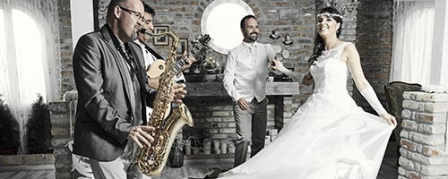 Esküvői pár egy táncol egy szaxofonos és egy gitáeos zenésszel